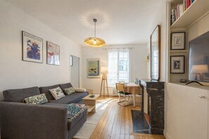 TV, fireplace, books, stereo - L’ Escapade Trouvillaise - Welkeys (Trouville-sur-Mer)
