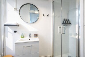 Shower, hair dryer, towels - L’ Escapade Trouvillaise - Welkeys (Trouville-sur-Mer)