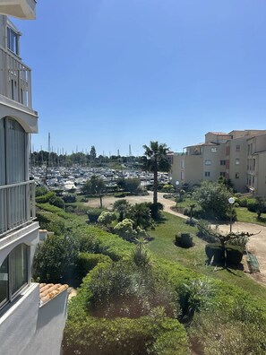 Zona residencial con un puerto deportivo, abundante vegetación y edificios con balcones.