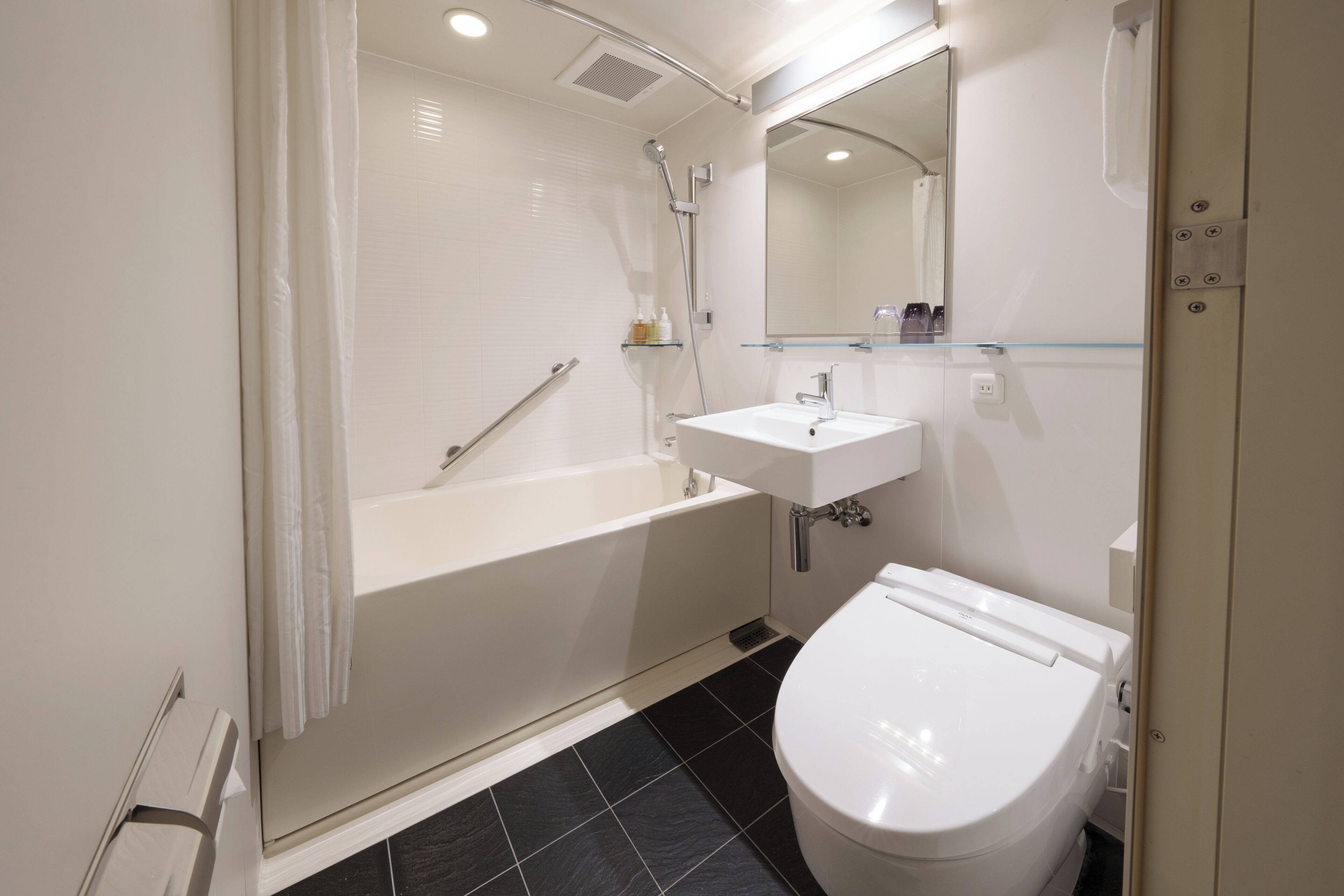 Combined shower/tub, hair dryer, slippers, towels