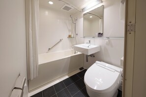 Baño con bañera, lavamanos, inodoro y ducha.