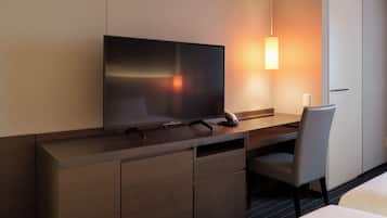Escritorio, cortinas opacas, sistema de insonorización