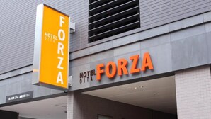 Une enseigne d’hôtel avec le nom « FORZA HOTEL » écrit en grandes lettres.