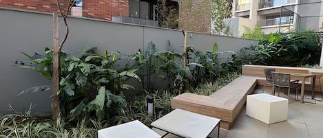 Basic Studio | Tempat makan luar