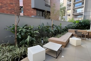 Basic Studio | Outdoor dining