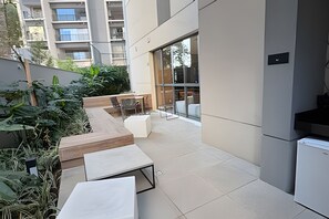 Basic Studio | Outdoor dining - Metrô Ana Rosa (São Paulo)