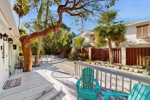 Terrace/patio - The Tree Lane Fish Camp: Updated, Cozy home in Tavernier (Tavernier)