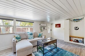 Living area - The Tree Lane Fish Camp: Updated, Cozy home in Tavernier (Tavernier)