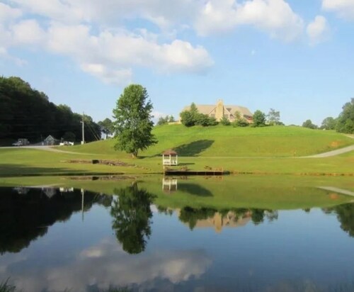 A beautiful resort and only a few miles from the historic Alpine Helen.