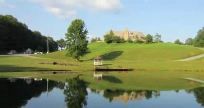 A beautiful resort and only a few miles from the historic Alpine Helen.