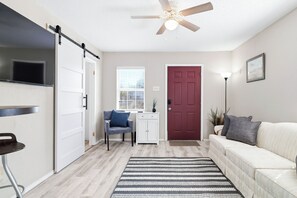 Smart TV - Yellow Bell - A Birdy Vacation Rental (San Antonio)