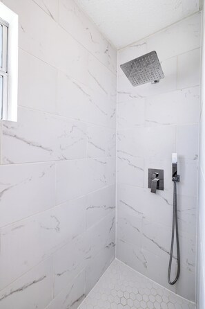 Shower, hair dryer, towels - Yellow Bell - A Birdy Vacation Rental (San Antonio)