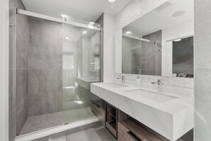Dusche, Haartrockner, Handtücher, Toilettenpapier