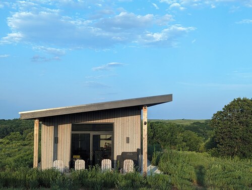 Peaceful 1-bedroom cabin with AC in charming Flint Hills of Kansas