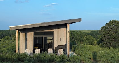 Peaceful 1-bedroom cabin with AC in charming Flint Hills of Kansas