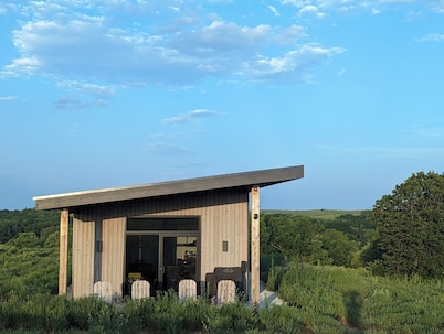 Peaceful 1-bedroom cabin with AC in charming Flint Hills of Kansas