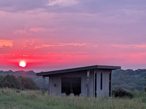 Peaceful 1-bedroom cabin with AC in charming Flint Hills of Kansas