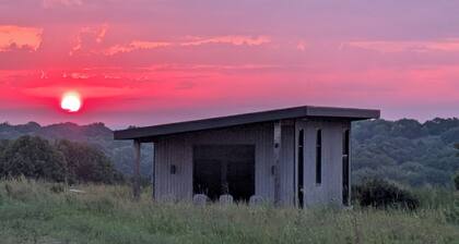 Peaceful 1-bedroom cabin with AC in charming Flint Hills of Kansas