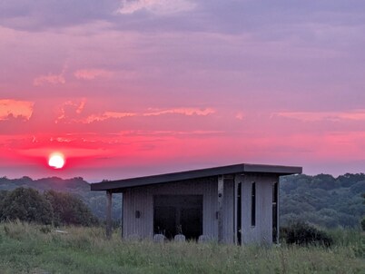 Peaceful 1-bedroom cabin with AC in charming Flint Hills of Kansas