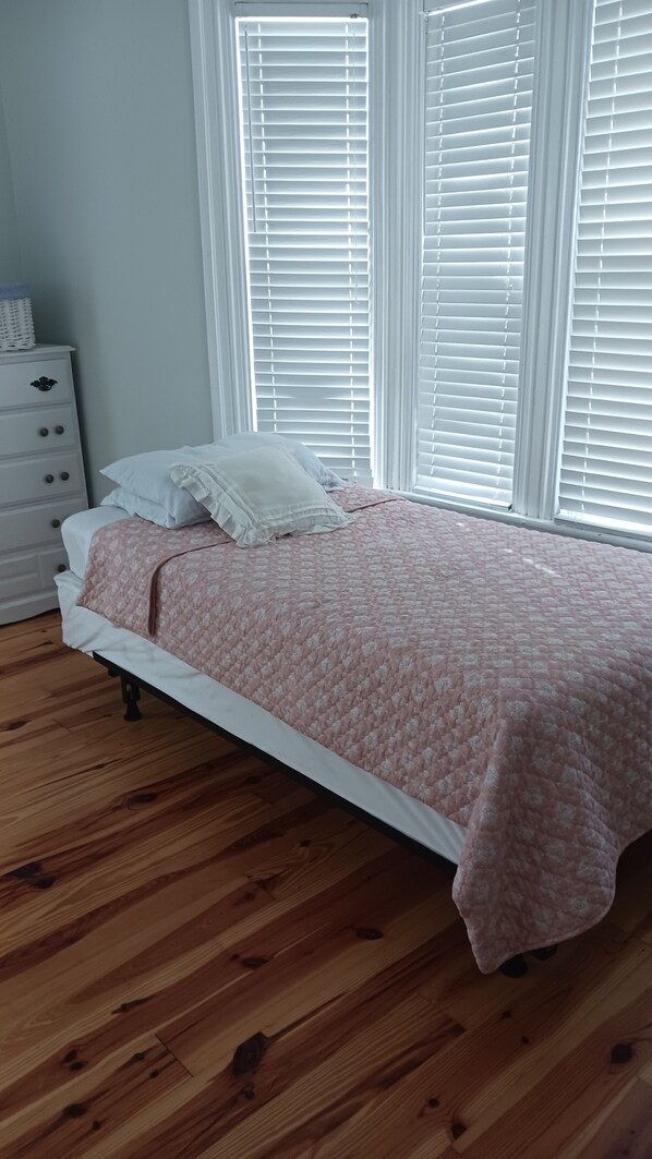 Iron/ironing board, Internet, bed sheets