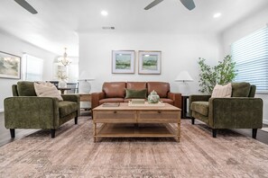 Living area - Modern and charming Tulare 2 bedroom home. (Tulare)