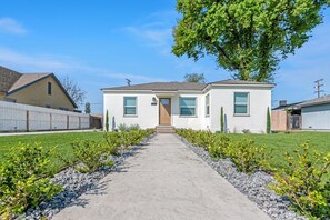 Exterior - Modern and charming Tulare 2 bedroom home. (Tulare)