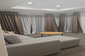 Living area - Modern 2.5BR Home in Quiet Halswell/WiFi/Parking/2 Bath(1 Ensuite)Private Entry (Christchurch)