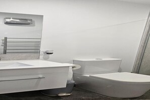 Bathroom - Modern 2.5BR Home in Quiet Halswell/WiFi/Parking/2 Bath(1 Ensuite)Private Entry (Christchurch)