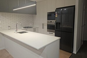 Private kitchen - Modern 2.5BR Home in Quiet Halswell/WiFi/Parking/2 Bath(1 Ensuite)Private Entry (Christchurch)