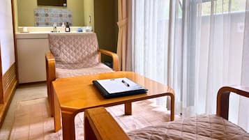 Habitació quàdruple, vistes al jardí | Escriptori i wifi gratuïta