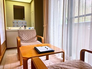 Habitació quàdruple, vistes al jardí | Escriptori i wifi gratuïta 