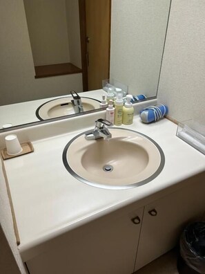 Habitación superior con 2 camas individuales, vistas al jardín | Baño