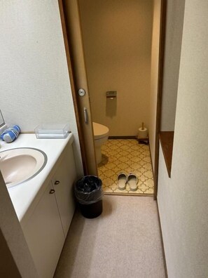 Habitació amb dos llits individuals superior, vistes al jardí | Bany