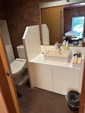 Twin kamer, uitzicht op tuin | Badkamer