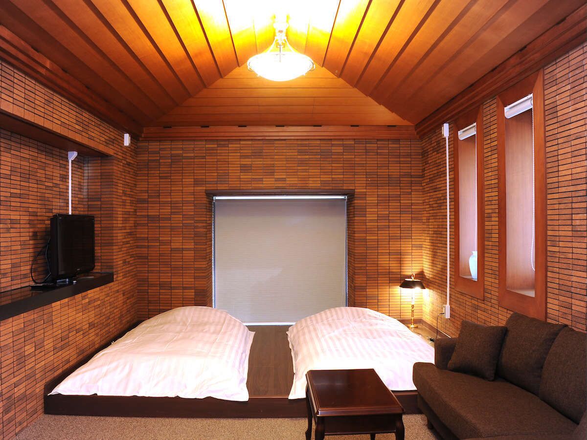 Twin Room, Garden View | Desk, free WiFi