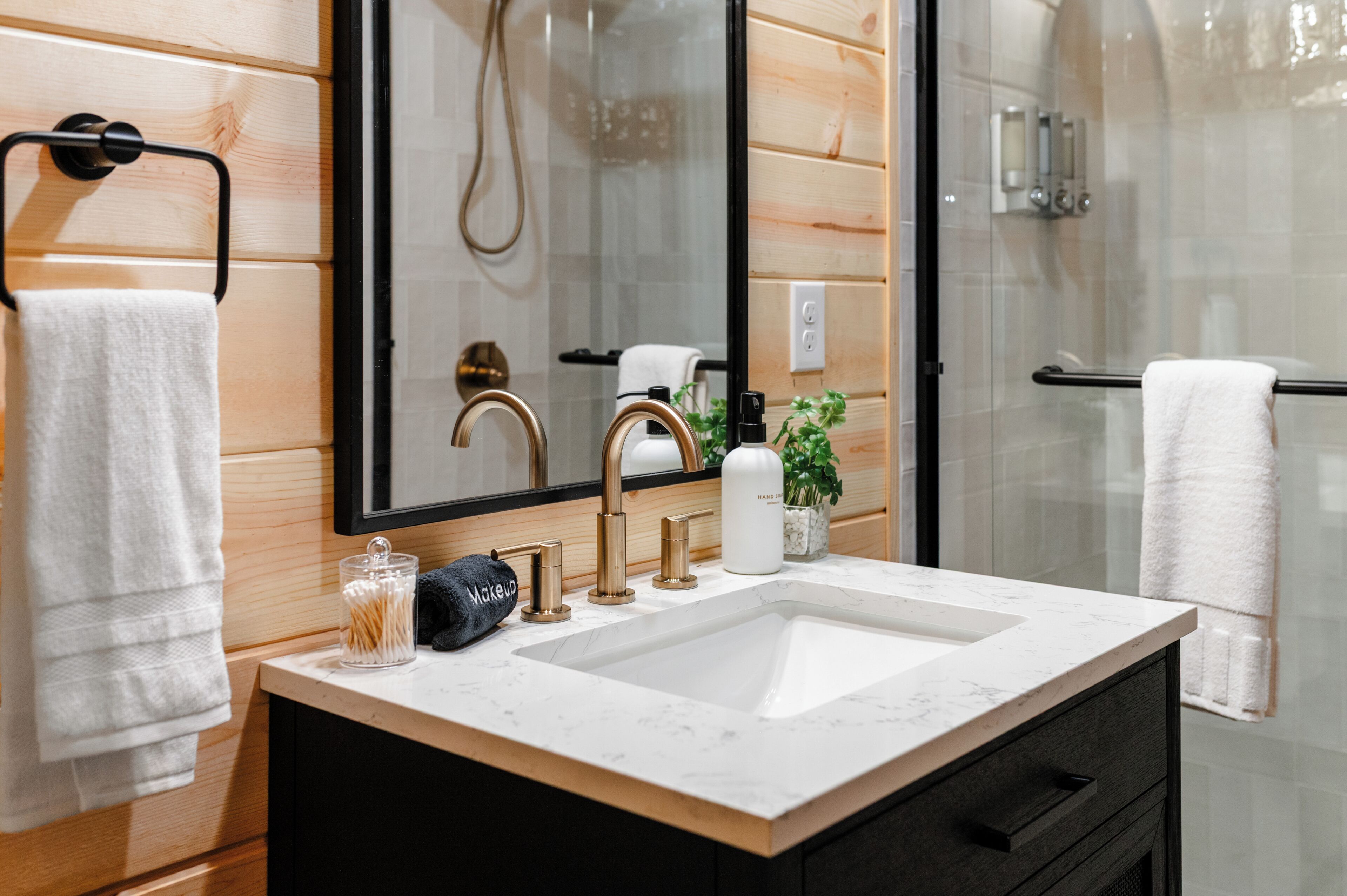 Douche, sèche-cheveux, serviettes fournies, savon
