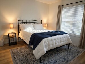 Room - New 3-bed/ 2 bath home with Game Room, Screened Porch and Firepit. (Clarinda)