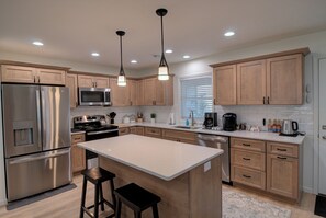 Private kitchen - New 3-bed/ 2 bath home with Game Room, Screened Porch and Firepit. (Clarinda)