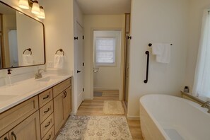 Bathroom - New 3-bed/ 2 bath home with Game Room, Screened Porch and Firepit. (Clarinda)