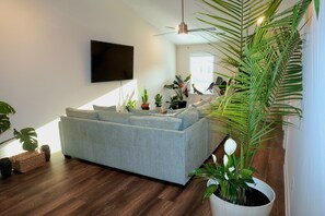 Living area - Masters Week Rental • 11 Miles to Augusta National • Masters Week Ready (Augusta)