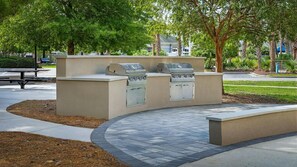 Outdoor dining - 2bd/2ba Resort Condo, full kitchen, W/D, Sheraton Broadway Resort (Myrtle Beach)