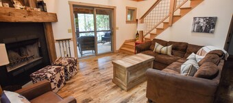 Cozy Lakeside Resort Cabin on Minerva Lake-Camp 17