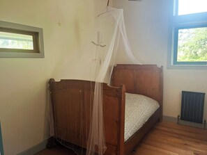 4 bedrooms, iron/ironing board, WiFi, bed sheets - Lakefront Furnished Modern Cozy Full House (Victoria)