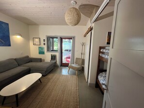 TV - Lakefront Furnished Modern Cozy Full House (Victoria)