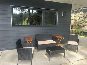 Terrace/patio - Lakefront Furnished Modern Cozy Full House (Victoria)