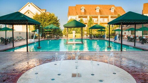 Spacious 2BR Ozark Condo, Easy Access to Shows & Dining