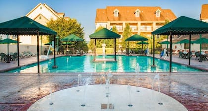 Spacious 2BR Ozark Condo, Easy Access to Shows & Dining