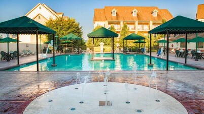 Spacious 2BR Ozark Condo, Easy Access to Shows & Dining
