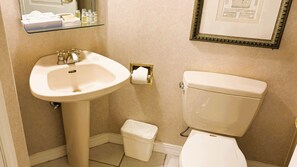 Shower, jetted bath, towels - Spacious Loft Retreat, 2BR for Families & Group Stays (Branson)