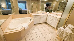 Shower, jetted bath, towels - Spacious Loft Retreat, 2BR for Families & Group Stays (Branson)